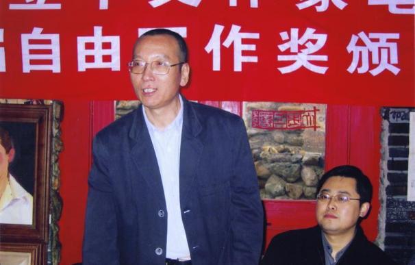 Foto de archivo sin fechar del disidente chino y premio Nobel de la Paz Liu Xiaobo (c) durante una reunión en Pekín ( EFE/Liu Xia)