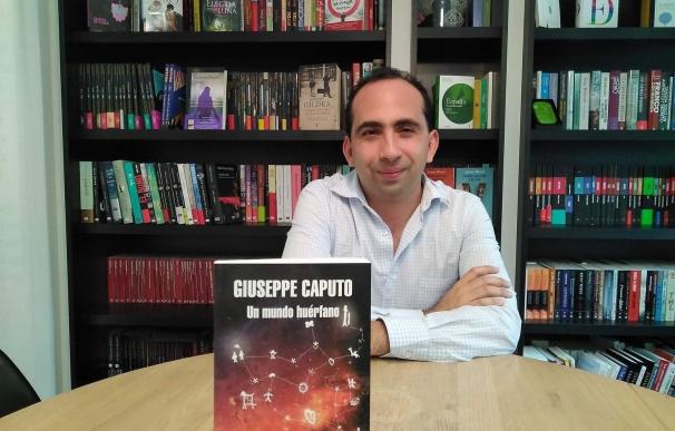 Giuseppe Caputto, autor de 'Un mundo huérfano': "La visibilización del colectivo LGTBi visibiliza la homofobia"