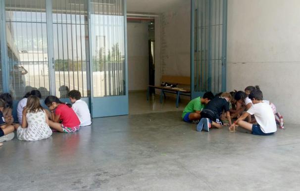 Los 600 alumnos del CEIP 'Marie Curie' reciben clases en pasillos y soportales ante las altas temperaturas