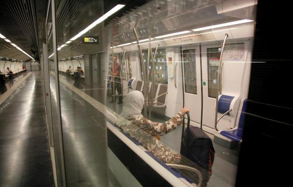 Un conductor del metro de Barcelona y su compañero crean el pánico al hablar en broma de