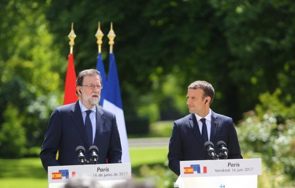 Rajoy dice en París que la extrema izquierda y la extrema derecha quieren "romperlo todo" para ir "a ninguna parte"