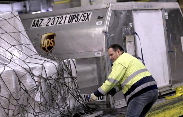 Un empleado de la empresa UPS asegura la carga en el aeropuerto de Colonia Bonn, en la ciudad de Colonia, Alemania