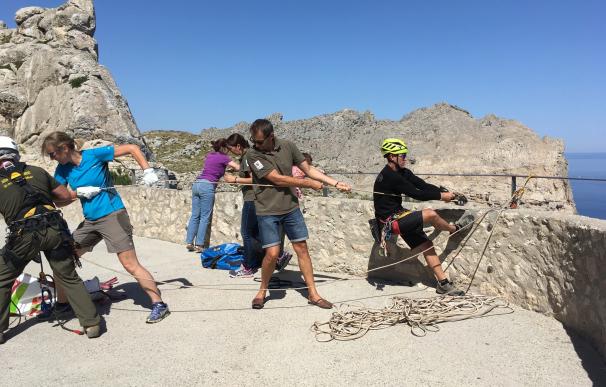 Un total de 25 voluntarios participa en una jornada de limpieza en el mirador de sa Creueta de Formentor