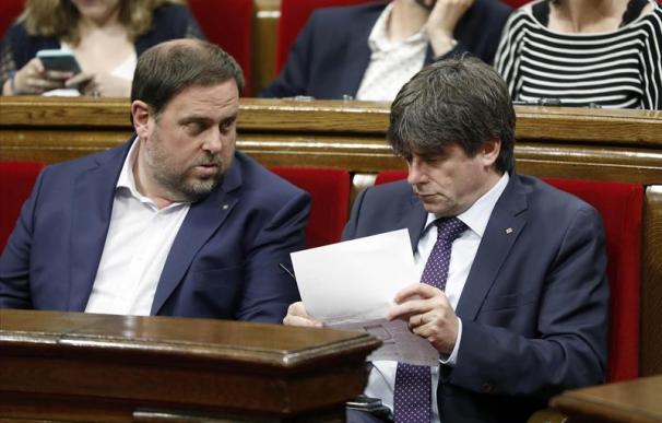 El presidente de la Generalitat, Carles Puigdemont, y su vicepresidente, Oriol Junqueras (i) (EFE/Andreu Dalmau.)
