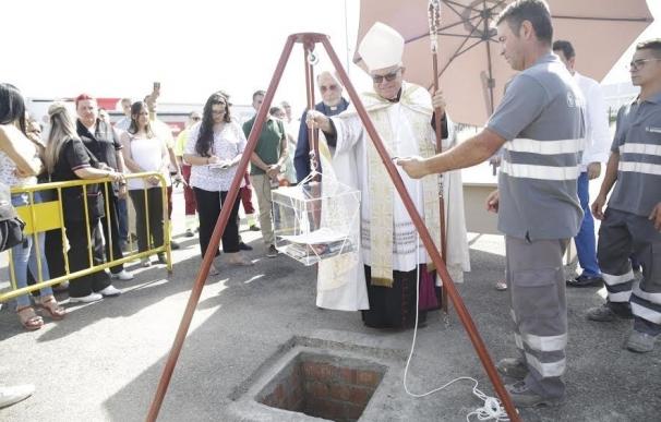 El obispo coloca la primera piedra de una nueva nave de Solemccor