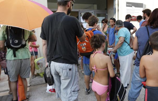 Alumnos de un colegio de Valencia acuden a clase en bañador por el calor