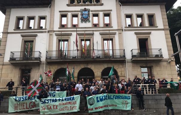 Trabajadores de Euskal Forging se concentran ante el Ayuntamiento de Sestao por un convenio "digno" y mejoras salariales