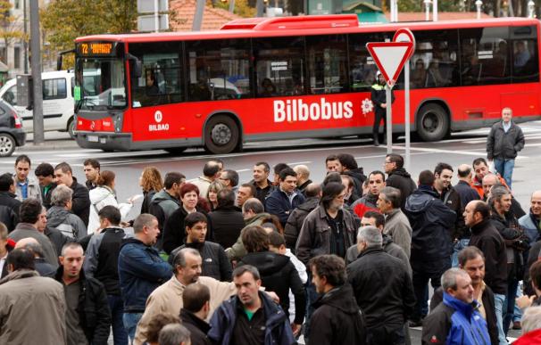 Atacados 4 autobuses en el segundo día de huelga en Bilbobus, según Veolia