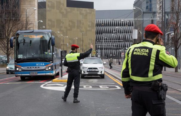 Bilbao pone en marcha una campaña para vigilar las distracciones al volante causadas por el uso del móvil o GPS