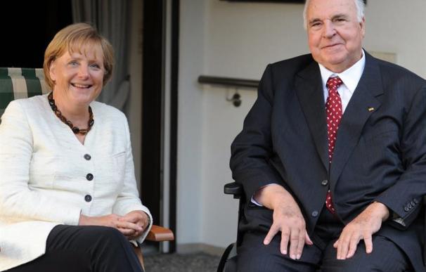Fotografía de archivo fechada el 10 de agosto de 2009 que muestra al excanciller alemán Helmut Kohl (d) junto a la Canciller alemana, Angela Merkel, durante una reunión en la residencia de Khol en Ludwigshafen, Alemania. (EFE/DANIEL BISKUP/PRENSA GOBIERN