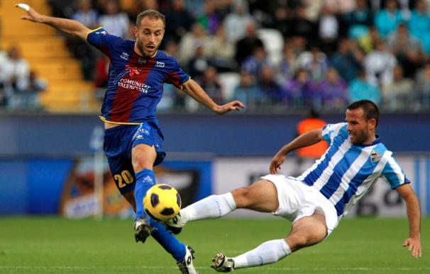 El centrocampista del Málaga Apoño, con rotura en abductor, baja ante el Deportivo