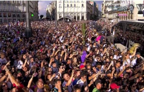 Una multitud ovacionó a la plantilla del Madrid en la Puerta del Sol.