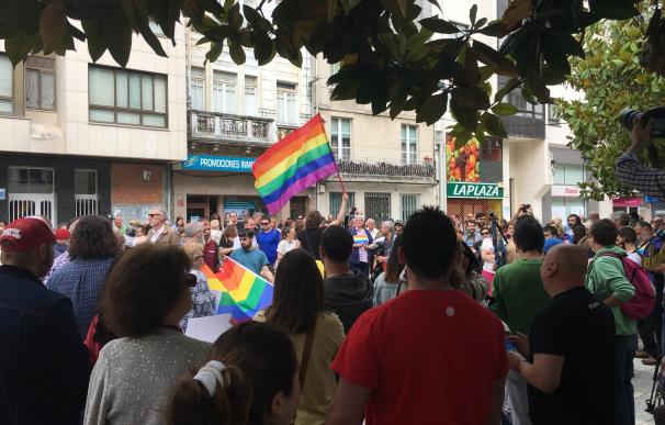 Medio millar de vecinos de Sada (A Coruña) participan en una concentración para "decir no" a la homofobia