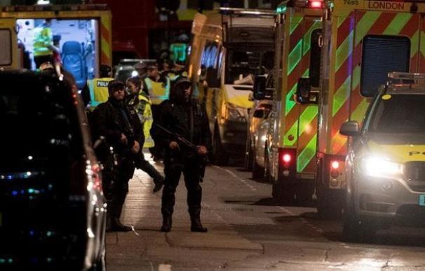 Policías británicos, en uno de los lugares de los ataques.