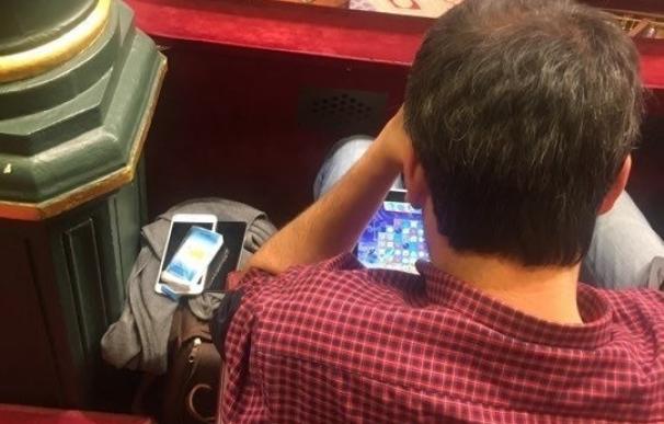 Pillan al alcalde de A Coruña jugando con su tableta en el Congreso mientras habla Irene Montero