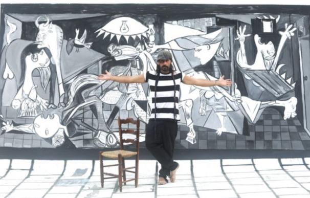 Miguel Campello hace su propio homenaje al Guernica pintando en su casa la obra de Picasso