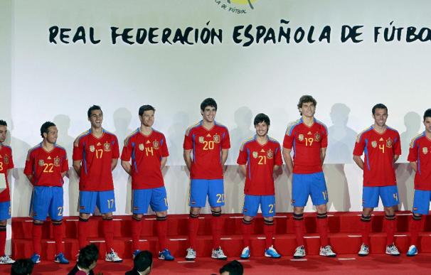 La nueva camiseta de España, con el escudo de campeona del mundo, bajo el lema "nace de dentro"