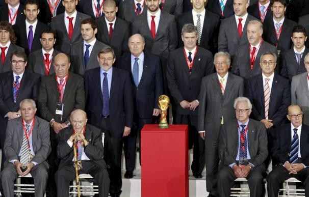 Blatter se rinde ante "La Roja" en el homenaje a los campeones del mundo