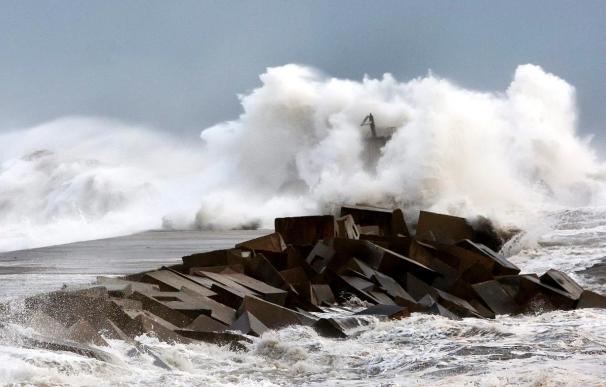 Once provincias en alerta por vientos costeros, nevadas y viento