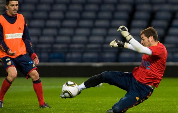 Villa y Casillas se comprometen a trabajar por el fútbol desde la AFE