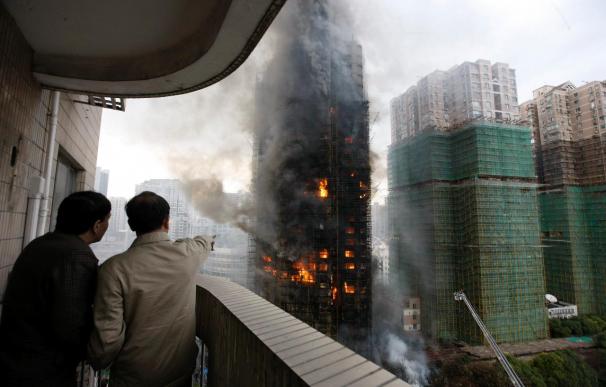 Al menos 42 muertos y 100 heridos en el incendio de una torre en Shanghái