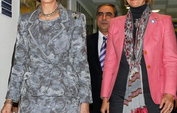 La Reina apoya la labor solidaria de Manos Unidas en una visita a su sede central