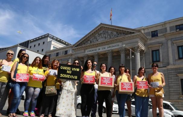 Una paciente lleva 198.000 firmas al Congreso y Sanidad en favor de un Plan Nacional contra la Endometriosis