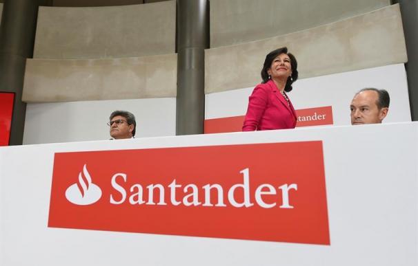 La presidenta de Santander, Ana Botín; junto al consejero delegado de la entidad, José Antonio Álvarez; y Rami Aboukhair, director general de Santander España.