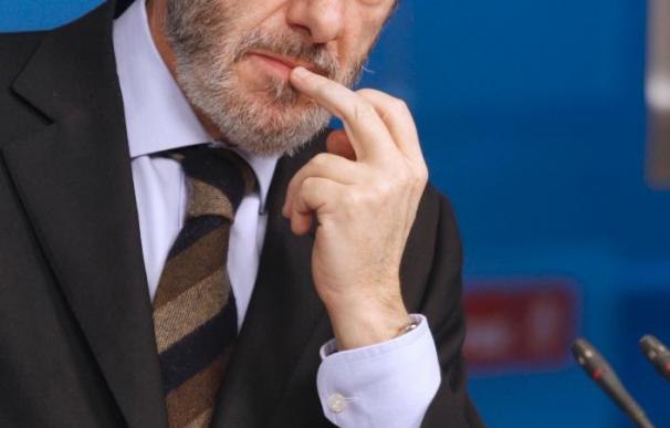 Rajoy cree que a Rubalcaba le falta "poso y sentido de Estado"