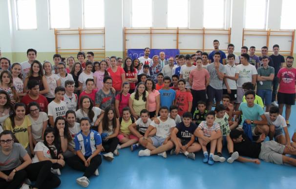 Calderón visita a los alumnos de Campanario que participan en un programa contra el botellón