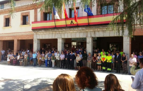 Más de 200 personas guardan tres minutos de silencio en Las Rozas (Madrid) en memoria de Ignacio Echeverría