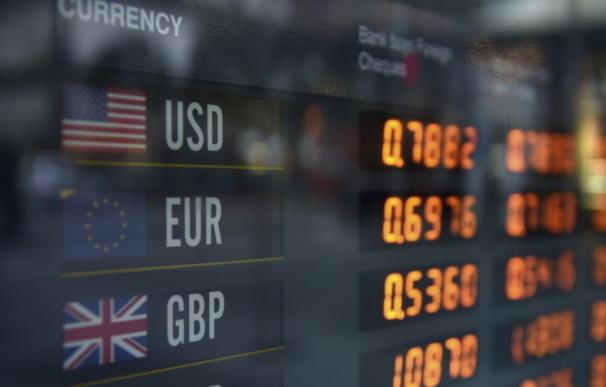 La libra cae el 1,2% frente al euro tras el sondeo a pie de urna