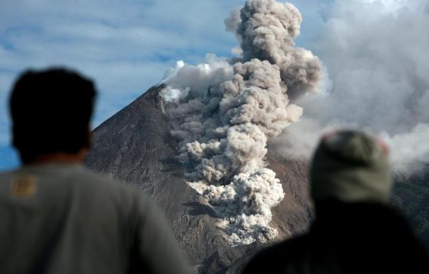 Fuerte erupción del volcán Merapi, en la isla de Java