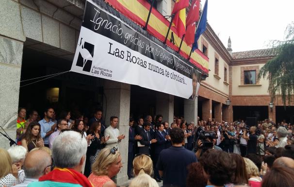 Más de un millar de personas asiste en Las Rozas (Madrid) a la concentración para homenajear a Ignacio Echeverría