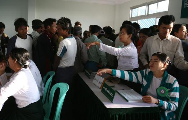 Los birmanos acuden a votar para elegir un Parlamento sin interés
