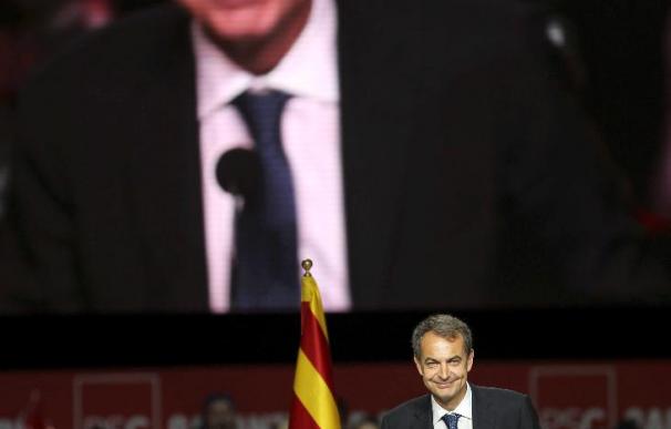 Zapatero no perdona al PP que mine la confianza y salga de España a buscar un referente
