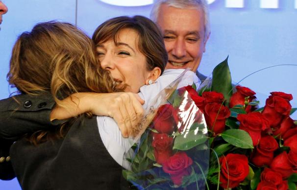 Rajoy regala a Sánchez-Camacho rosas rojas por "la buena noticia" de Cataluña