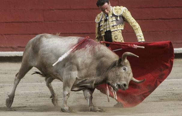Ponce corta una oreja, El Fandi herido y deslució el ganado en Lima