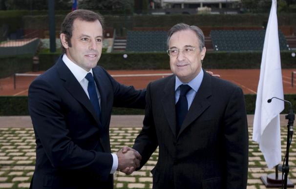 Sandro Rosell y Florentino Pérez escenifican en un abrazo su buena sintonía