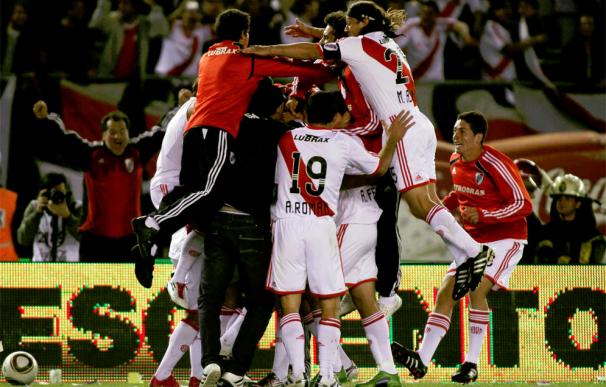 Los jugadores de River Plate celebran el tanto de Maidana