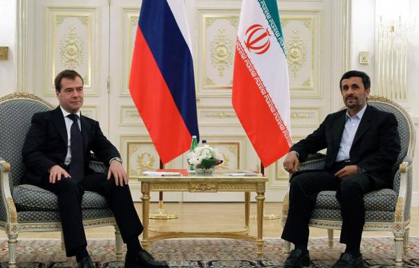 Medvédev dice a Ahmadineyad que el programa nuclear debe seguir siendo pacífico