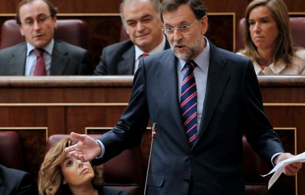 Rajoy acusa de dictatorial a Zapatero por insistir en congelar las pensiones