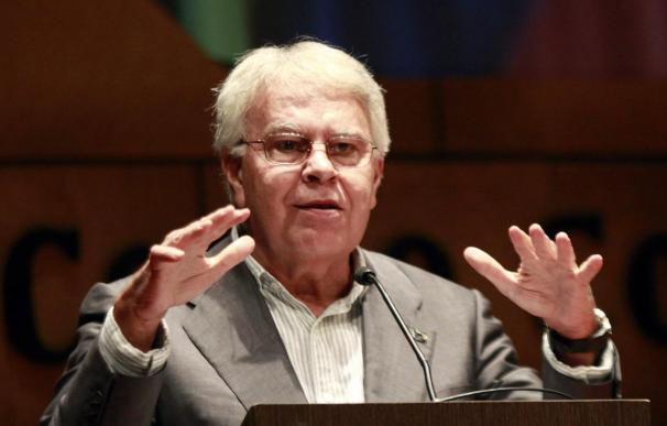 Fernández condecora a Felipe González por sus aportes a la democracia en América Latina