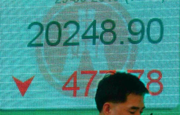 El Hang Seng baja 284,53 puntos un 1,15% a media sesión, hasta 24.426,07