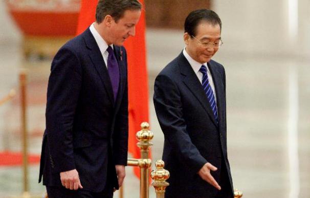 Los primeros ministros chino y británico se reúnen en la primera visita de Cameron a Pekín