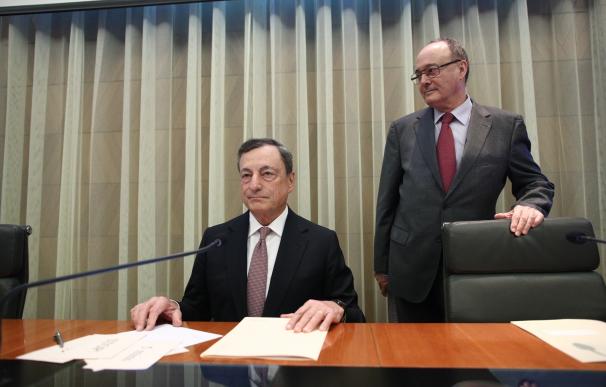 Draghi defiende mantener los estímulos a pesar de la recuperación y los menores riesgos