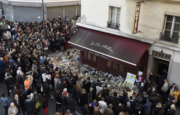 Mourners gather in front of "Le carillon" restaura