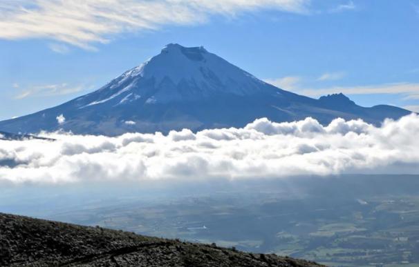 El Cotopaxi, el volcán en erupción más vigilado de Sudamérica