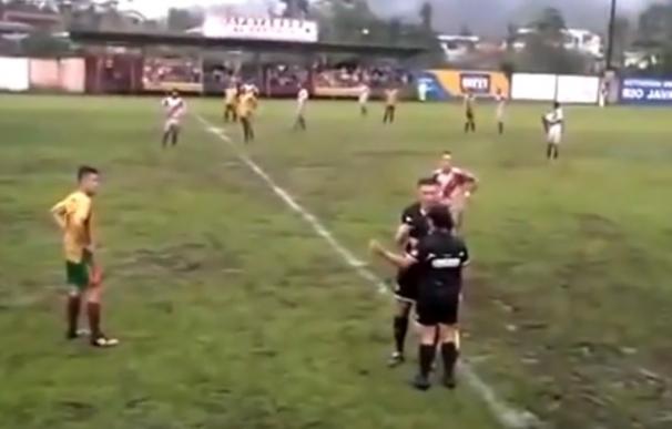 Un árbitro expulsó a un comentarista que le criticó durante un partido. / Youtube