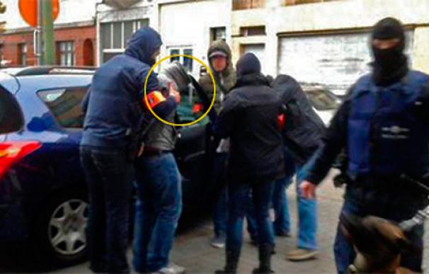El sospechoso detenido por la Policía Belga en el barrio de Molenbeek (Sándor Zsíros. Twitter : @EuroSandor - Euronews)